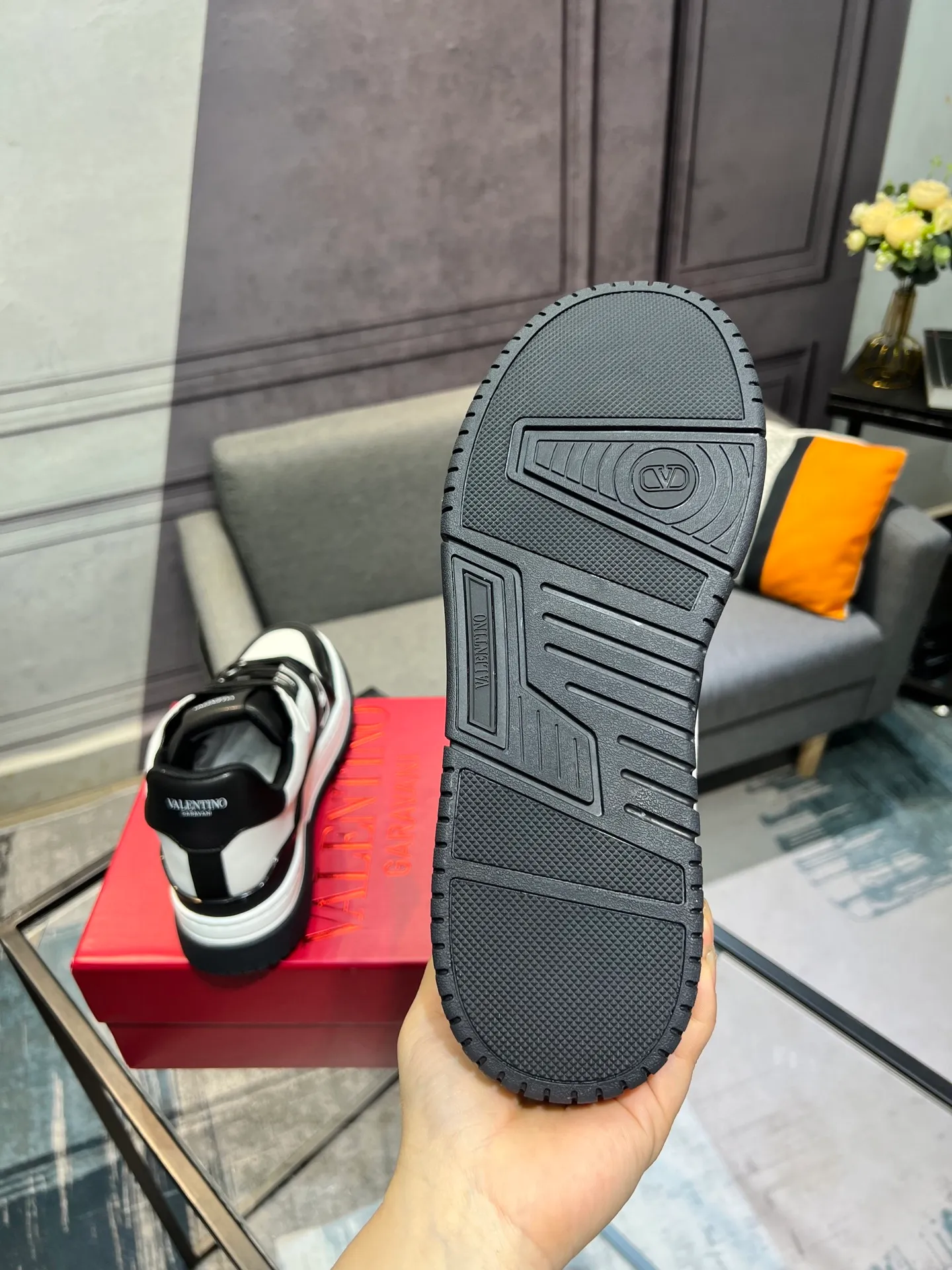 Men's Men's Shoes 💰660 Valentino 2023 early autumn new star shoes are now online! Wang Hedi and Ren Jialun have been worn by many celebrities. Who can refuse the same couple shoes as Wang Hedi! The design of Stars Stab My Heart is cool and spicy. The material of the shoes is cowhide, and every color is beautiful! Size 35-40, men’s size 39-44 (women’s 41, men’s 38, 45🉑️customized)